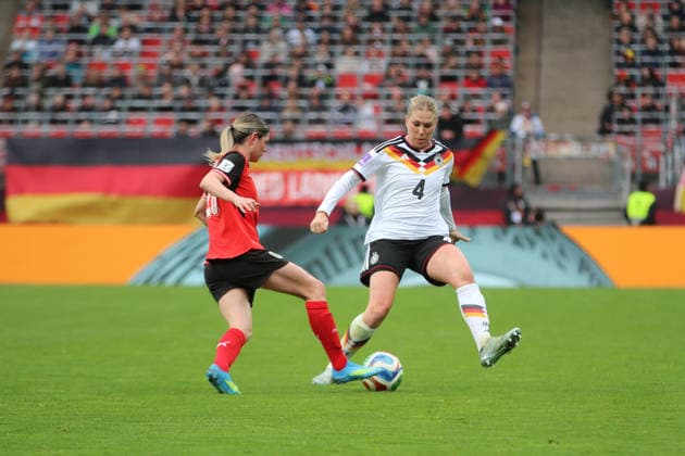14.04.2026 Fußball Frauen 2025 2026 WM-Qualifikation Europa 3. Spieltag Deutschland - Österreich Max-Morlock-Stadion Nürnberg Eileen Campbell (Österreich, 10, rot) im Duell mit Rebecca Knaak (Deutschland, 4, weiß). Nürnberg Bayern Deutschland