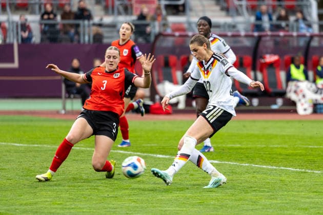 Deutschland: Fußball WM-Qualifikation Europa Frauen 2026, 3. Spieltag - Deutschland vs Österreich - Max-Morlock-Stadion (Nürnberg) : Gutmann Sarah (Frauen Nationalmannschaft Österreich, 3) im Zweikampf gegen Brand Jule (Deutsche Frauen Nationalmannschaft, 22) Copyright: xMichellexLukax