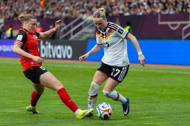 Deutschland: Fußball WM-Qualifikation Europa Frauen 2026, 3. Spieltag - Deutschland vs Österreich - Max-Morlock-Stadion (Nürnberg) : Gutmann Sarah (Frauen Nationalmannschaft Österreich, 3) im Zweikampf gegen Kett Franziska (Deutsche Frauen Nationalmannschaft, 17) Copyright: xMichellexLukax