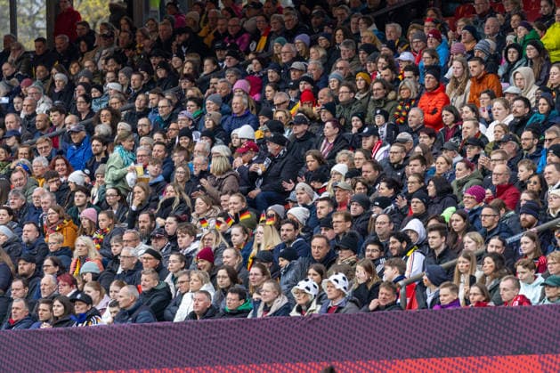 Deutschland: Fußball WM-Qualifikation Europa Frauen 2026, 3. Spieltag - Deutschland vs Österreich - Max-Morlock-Stadion (Nürnberg) : Fans auf Tribüne Copyright: xMichellexLukax