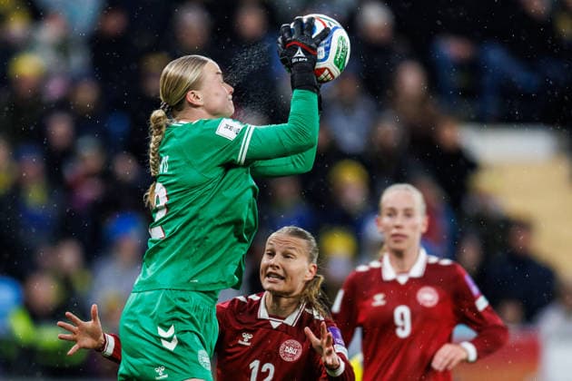 260414 goalkeeper Freja Thisgaard ans Stine Sandbech of Denmark during the FIFA Women s World Cup Qualifier football match between Sweden and Denmark on April 14, 2026 in Gothenburg. Photo: Michael Erichsen BILDBYRAN COP 89 CS0928 fotboll football soccer fotball vm-kval kval fifa womens world cup qualifier qualifier sverige sweden danmark denmark dam bbeng women kvinner Copyright: MICHAELxERICHSEN BB260414MI020