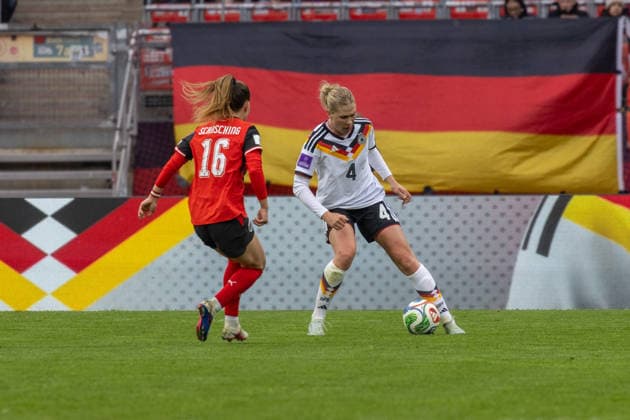 Deutschland: Fußball WM-Qualifikation Europa Frauen 2026, 3. Spieltag - Deutschland vs Österreich - Max-Morlock-Stadion (Nürnberg) : Knaak Rebecca (Deutsche Frauen Nationalmannschaft, 4) im Zweikampf gegen Schasching Annabel (Frauen Nationalmannschaft Österreich, 16) Copyright: xMichellexLukax