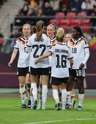 14.04.2026 - Fussball Frauenfussball - Länderspiel - WM-Qualifikationsspiel Qualikfikation Qualifikationsspiel zur Weltmeisterschaft 2027 - Deutschland gg Österreich - Sportfoto Zink DaMa - xdaxmax - Jubel Freude Torjubel nach Tor zum 2:0 - Vivien Endemann (8, Deutschland ) und Mannschaft Team jubelt freut sich - Torschütze: Vivien Endemann (8, Deutschland )