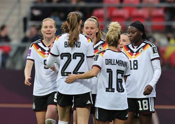 14.04.2026 - Fussball Frauenfussball - Länderspiel - WM-Qualifikationsspiel Qualikfikation Qualifikationsspiel zur Weltmeisterschaft 2027 - Deutschland gg Österreich - Sportfoto Zink DaMa - xdaxmax - Jubel Freude Torjubel nach Tor zum 2:0 - Vivien Endemann (8, Deutschland ) und Mannschaft Team jubelt freut sich - Torschütze: Vivien Endemann (8, Deutschland )