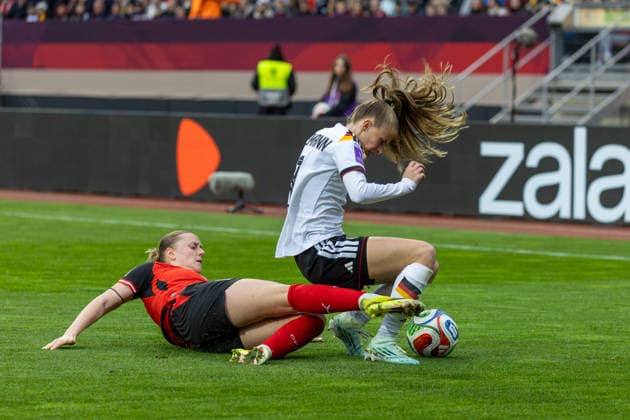 Deutschland: Fußball WM-Qualifikation Europa Frauen 2026, 3. Spieltag - Deutschland vs Österreich - Max-Morlock-Stadion (Nürnberg) : Gutmann Sarah (Frauen Nationalmannschaft Österreich, 3) im Zweikampf gegen Endemann Vivien (Deutsche Frauen Nationalmannschaft, 8) Copyright: xMichellexLukax
