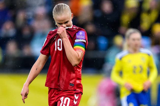 260414 Pernille Harder of Denmark looks dejected during the FIFA Women s World Cup Qualifier football match between Sweden and Denmark on April 14, 2026 in Gothenburg. Photo: Carl Sandin BILDBYRAN kod CS CS0928 fotboll football soccer fotball vm-kval kval fifa womens world cup qualifier qualifier sverige sweden danmark denmark dam bbeng women kvinner depp Copyright: CARLxSANDIN BB260414CS012