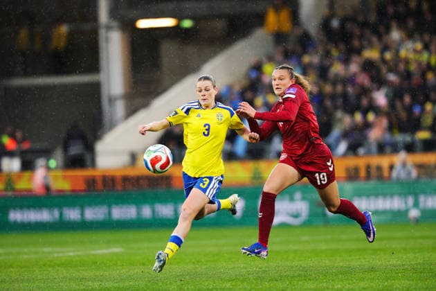 GOTHENBURG, SWEDEN 20260414 Sweden s Sofia Reidy and Denmark s Cecilie Floe during Tuesday s World Cup qualifying soccer match between Sweden and Denmark at Gamla Ullevi in Gothenburg. GÖTEBORG SWEDEN x9200x