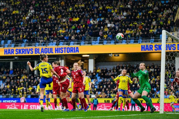 260414 Julia Zigiotti Olme of Sweden and Emma Faerge, Stine Ballisager Pedersen and goalkeeper Freja Thisgaard of Denmark during the FIFA Women s World Cup Qualifier football match between Sweden and Denmark on April 14, 2026 in Gothenburg. Photo: Mathias Bergeld BILDBYRAN kod MB CS0928 fotboll football soccer fotball vm-kval kval fifa womens world cup qualifier qualifier sverige sweden danmark denmark dam bbeng women kvinner Copyright: MATHIASxBERGELD BB260414MB027