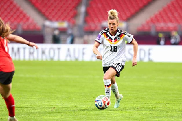 Linda Dallmann (16, Deutschland) beim Spiel zwischen Deutschland v Österreich, Fußball, Frauen, Frauen-WM-Qualifikation, 2025 2026, 3.Spieltag am 14.04.2026 in Nürnberg, Max-Morlock-Stadion. Bayern Deutschland