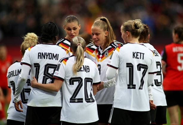 Deutschland - Österreich, Fussball, Frauen, Saison 2025 2026, Länderspiel, WM-Qualifikation, Max-Morlock-Stadion, Nürnberg 2:0 durch Vivien Endemann (Deutschland) (Mitte) Tor, Jubel, Jubeltraube
