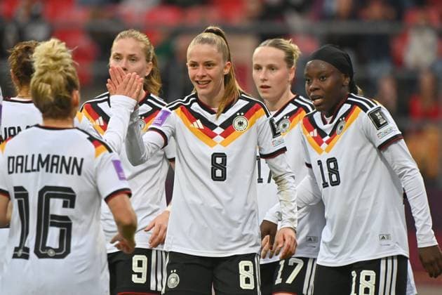Torjubel um Vivien ENDEMANN (GER) nach Tor um 2-0, Jubel,Freude,Begeisterung,Aktion. Fussball WM Qualifikation Frauen Deutschland - Oesterreich am 14.04.2026 Max-Morlock-Stadion Nuernberg. Â