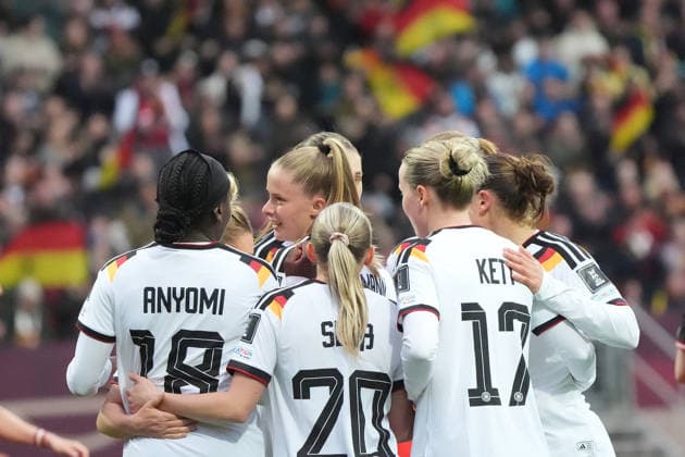 celebrate the goal, Torjubel zum 2:0 Vivien Endemann (Deutschland) - Nürnberg 14.04.2026: Deutschland vs. Österreich, Max-Morlock-Stadion, Womens WM Qualifikation