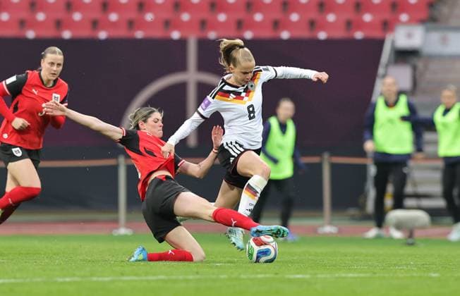 14.04.2026 - Fussball Frauenfussball - Länderspiel - WM-Qualifikationsspiel Qualikfikation Qualifikationsspiel zur Weltmeisterschaft 2027 - Deutschland gg Österreich - Sportfoto Zink DaMa - xdaxmax - Eileen Campbell (10, Österreich ) Vivien Endemann (8, Deutschland )