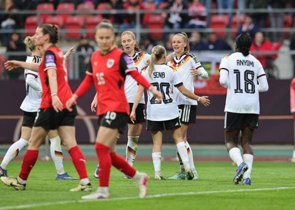 14.04.2026 - Fussball Frauenfussball - Länderspiel - WM-Qualifikationsspiel Qualikfikation Qualifikationsspiel zur Weltmeisterschaft 2027 - Deutschland gg Österreich - Sportfoto Zink DaMa - xdaxmax - Jubel Freude Torjubel nach Tor zum 2:0 - Vivien Endemann (8, Deutschland ) und Mannschaft Team jubelt freut sich - Torschütze: Vivien Endemann (8, Deutschland )
