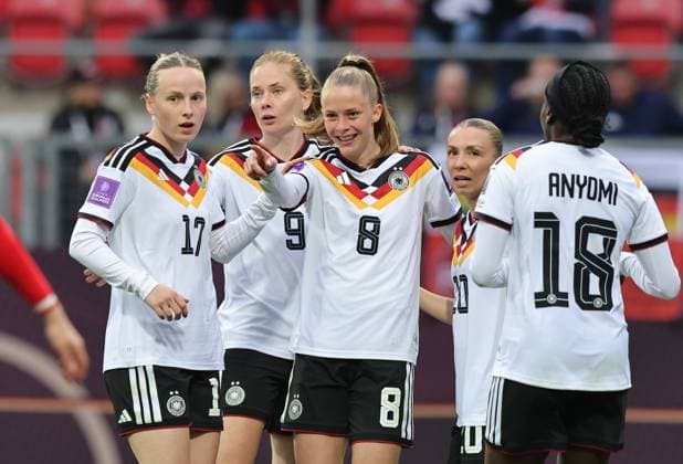 14.04.2026 - Fussball Frauenfussball - Länderspiel - WM-Qualifikationsspiel Qualikfikation Qualifikationsspiel zur Weltmeisterschaft 2027 - Deutschland gg Österreich - Sportfoto Zink DaMa - xdaxmax - Jubel Freude Torjubel nach Tor zum 2:0 - Vivien Endemann (8, Deutschland ) und Mannschaft Team jubelt freut sich - Torschütze: Vivien Endemann (8, Deutschland )