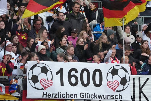 Fans gratulieren zu 1600 Toren - Nürnberg 14.04.2026: Deutschland vs. Österreich, Max-Morlock-Stadion, Womens WM Qualifikation