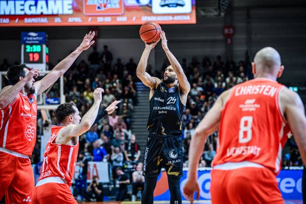 easycredit BBL Basketball Bundesliga 2025 2026 Nachholspiel 23. Spieltag 14.04.2026 Science City Jena vs Basketball Löwen Braunschweig Kajami Keane Kaza (Braunschweig) beim Wurf gegen Jack Pagenkopf und Alexander Herrera (Jena) Sparkassen Arena