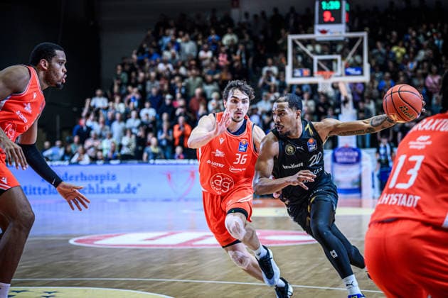 easycredit BBL Basketball Bundesliga 2025 2026 Nachholspiel 23. Spieltag 14.04.2026 Science City Jena vs Basketball Löwen Braunschweig v.re. Bryant Crawford (Braunschweig) am Ball gegen Kristofer Krause (Jena) Sparkassen Arena