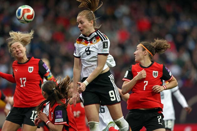 14.04.2026, xovx, Fußball Frauen WM-Qualifikation, Deutschland - Österreich v.l. Sarah Puntigam (Österreich), Sjoeke Nüsken (Deutschland), Melanie Brunnthaler (Österreich) Nürnberg Max-Morlock-Stadion Bayern Deutschland (DE)