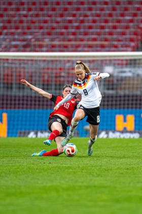 Eileen Campbell (10 Österreich) und Vivien Endemann (8 Germany) im Zweikampf um den Ball beim Länderspiel zwischen Deutschland - Österreich am 14.04.2026 in Nürnberg. Nürnberg Max-Morlock-Stadion Bayern Deutschland