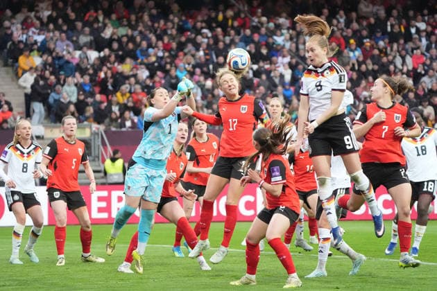 Sarah Puntigam (Österreich) klärt per Kopf - Nürnberg 14.04.2026: Deutschland vs. Österreich, Max-Morlock-Stadion, Womens WM Qualifikation