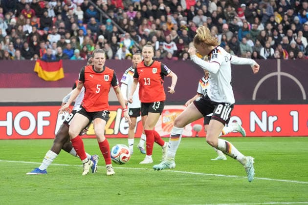 Vivien Endemann (Deutschland) zieht ab und erzielt das Tor zum 2:0 - Nürnberg 14.04.2026: Deutschland vs. Österreich, Max-Morlock-Stadion, Womens WM Qualifikation