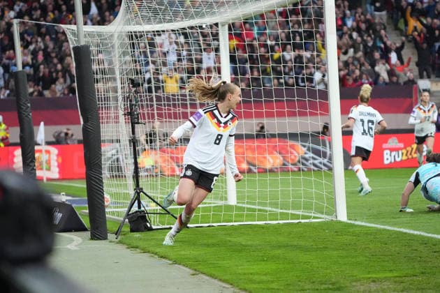celebrate the goal, Torjubel zum 2:0 Vivien Endemann (Deutschland) - Nürnberg 14.04.2026: Deutschland vs. Österreich, Max-Morlock-Stadion, Womens WM Qualifikation