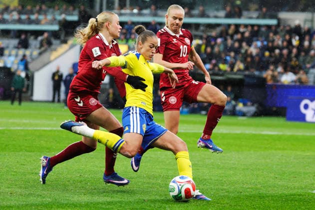 GÖTEBORG, SVERIGE 20260414 Sveriges Filippa Angeldahl mot Danmarks Kathrine Moller Kühl och Pernille Harder under tisdagens fotbollsmatch i VM-kvalet mellan Sverige och Danmark pa Gamla Ullevi i Göteborg. GÖTEBORG SVERIGE x9200x Copyright: xAdamxIhse TTx VM-KVAL SVERIGE-DANMARK