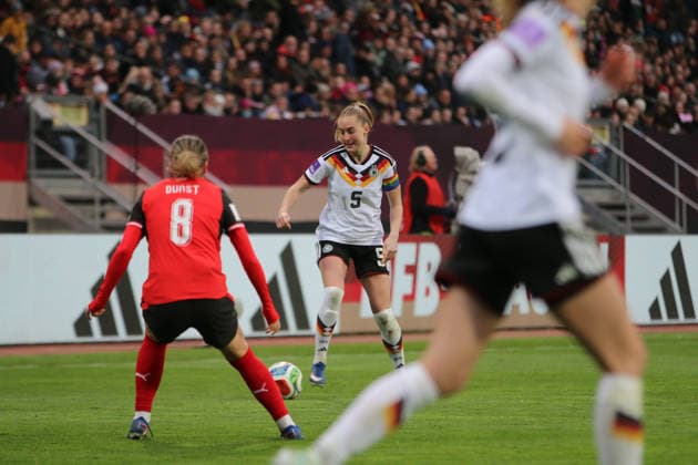 14.04.2026 Fußball Frauen 2025 2026 WM-Qualifikation Europa 3. Spieltag Deutschland - Österreich Max-Morlock-Stadion Nürnberg Janina Minge (Deutschland, 5, weiß) spielt einen Pass. Nürnberg Bayern Deutschland