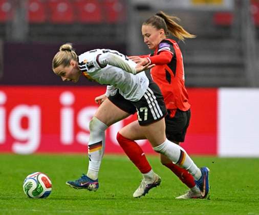 14.04.2026, WM-Qualifikation Europa, Frauen 2026, 3.Spieltag, Deutschland - Österreich, im Max-Morlock-Stadion Nürnberg, Franziska Kett (Deutschland) setzt sich durch