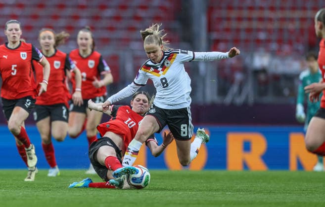 GER, Nürnberg, Deutschland vs Österreich, Länderspiel, Fussball, FIFA, Spielzeit 2026 2027, WM-Qualifikation, Max-Morlock-Stadion, 3. Spieltag im Bild v.l.: Eileen Campbell (Österreich), Vivien Endemann (Deutschland Frauen 8) DFB DFL REGULATIONS PROHIBIT ANY USE OF PHOTOGRAPHS AS IMAGE SEQUENCES AND OR QUASI-VIDEO, 14.04.2026 Copyright: HMBxMedia HendrikxHamelau
