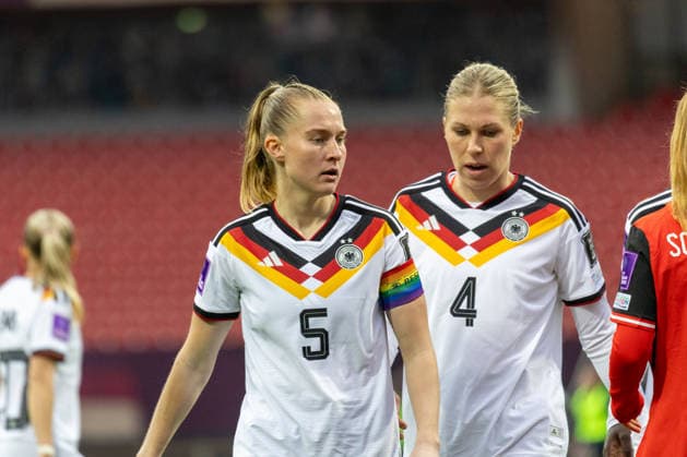 Deutschland: Fußball WM-Qualifikation Europa Frauen 2026, 3. Spieltag - Deutschland vs Österreich - Max-Morlock-Stadion (Nürnberg) : Minge Janina (Deutsche Frauen Nationalmannschaft, 5), Knaak Rebecca (Deutsche Frauen Nationalmannschaft, 4) Copyright: xMichellexLukax