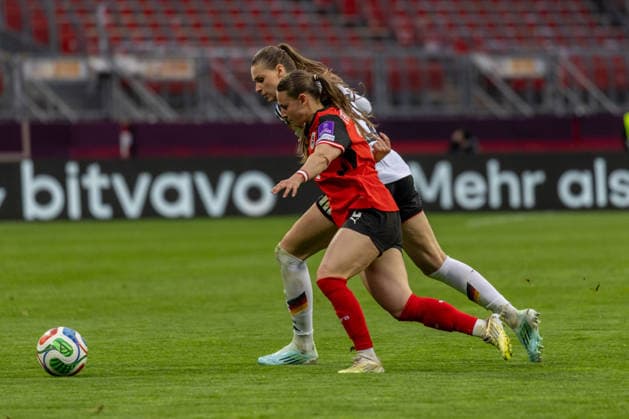 Deutschland: Fußball WM-Qualifikation Europa Frauen 2026, 3. Spieltag - Deutschland vs Österreich - Max-Morlock-Stadion (Nürnberg) : Brand Jule (Deutsche Frauen Nationalmannschaft, 22) im Zweikampf gegen D Angelo Chiara (Frauen Nationalmannschaft Österreich, 2) Copyright: xMichellexLukax
