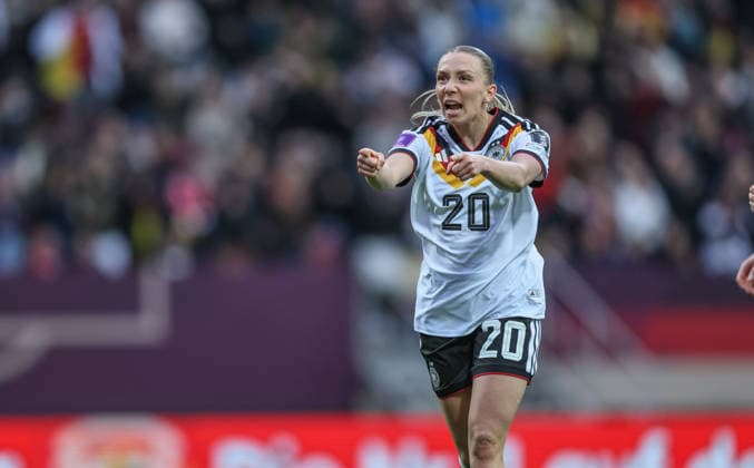 GER, Nürnberg, Deutschland vs Österreich, Länderspiel, Fussball, FIFA, Spielzeit 2026 2027, WM-Qualifikation, Max-Morlock-Stadion, 3. Spieltag im Bild: Vivien Endemann (Deutschland Frauen 8), Tor, Jubel und Freude, Emotionen, 2:0, Elisa Senß (Deutschland Frauen 20) DFB DFL REGULATIONS PROHIBIT ANY USE OF PHOTOGRAPHS AS IMAGE SEQUENCES AND OR QUASI-VIDEO, 14.04.2026 Copyright: HMBxMedia HendrikxHamelau