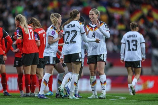 GER, Nürnberg, Deutschland vs Österreich, Länderspiel, Fussball, FIFA, Spielzeit 2026 2027, WM-Qualifikation, Max-Morlock-Stadion, 3. Spieltag im Bild: Vivien Endemann (Deutschland Frauen 8), Tor, Jubel und Freude, Emotionen, 2:0, Rebecca Knaak (Deutschland Frauen 4) DFB DFL REGULATIONS PROHIBIT ANY USE OF PHOTOGRAPHS AS IMAGE SEQUENCES AND OR QUASI-VIDEO, 14.04.2026 Copyright: HMBxMedia HendrikxHamelau