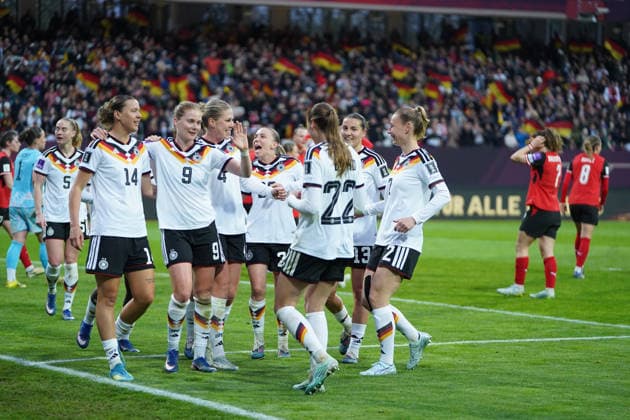 Larissa Mühlhaus (14 Germany) , Sjoeke Nüsken (9 Germany), Rebecca Knaak (4 Germany) , Elisa Senß (20 Germany) und Carlotta Wamser (13 Germany) ,jubeln über das Tor zum 3-0 beim Länderspiel zwischen Deutschland - Österreich am 14.04.2026 in Nürnberg. Nürnberg Max-Morlock-Stadion Bayern Deutschland