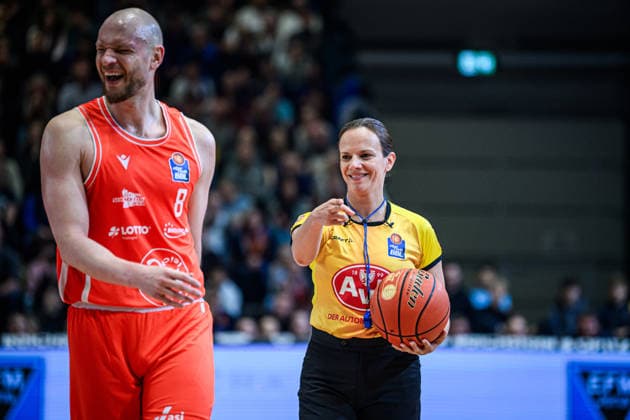 easycredit BBL Basketball Bundesliga 2025 2026 Nachholspiel 23. Spieltag 14.04.2026 Science City Jena vs Basketball Löwen Braunschweig v.re. Schiedsrichterin Anne Panther mit einer Entscheidung die Robin Christen (Jena) nicht gefällt Sparkassen Arena