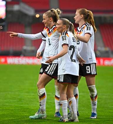 14.04.2026, WM-Qualifikation Europa, Frauen 2026, 3.Spieltag, Deutschland - Österreich, im Max-Morlock-Stadion Nürnberg, jubeln um Vivien Endmann (Deutschland)