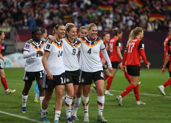 Deutschland - Österreich, Fussball, Frauen, Saison 2025 2026, Länderspiel, WM-Qualifikation, Max-Morlock-Stadion, Nürnberg 3:0 durch Sjoeke Nüsken Suesken (Deutschland) Tor, Jubel mit Larissa Mühlhaus Muehlhaus (Deutschland) und Rebecca Knaak (Deutschland)