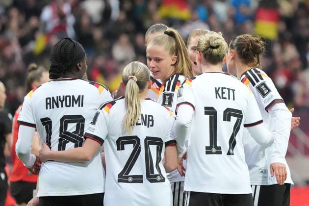 celebrate the goal, Torjubel zum 2:0 Vivien Endemann (Deutschland, M.) - Nürnberg 14.04.2026: Deutschland vs. Österreich, Max-Morlock-Stadion, Womens WM Qualifikation