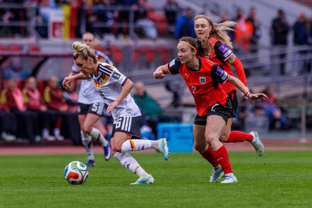 Nürnberg, Deutschland 14. März 2026: Frauen - WM Qualifikation - Deutschland gegen Österreich Im Bild: v. li. im Zweikampf Linda Dallmann (GER) und Sarah Puntigam (AUT) DFB regulations prohibit any use of photographs as image sequences and or quasi-video Max-Morlock-Stadion Bayern Copyright: xFotostandx xSchäferx