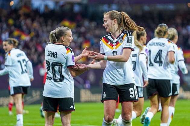 Elisa Senß (20 Germany) und Sjoeke Nüsken (9 Germany), jubeln über das Tor zum 3-0 beim Länderspiel zwischen Deutschland - Österreich am 14.04.2026 in Nürnberg. Nürnberg Max-Morlock-Stadion Bayern Deutschland