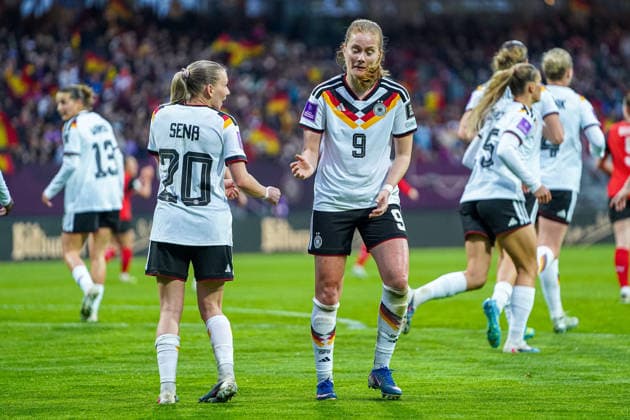 Elisa Senß (20 Germany) und Sjoeke Nüsken (9 Germany), jubeln über das Tor zum 3-0 beim Länderspiel zwischen Deutschland - Österreich am 14.04.2026 in Nürnberg. Nürnberg Max-Morlock-Stadion Bayern Deutschland