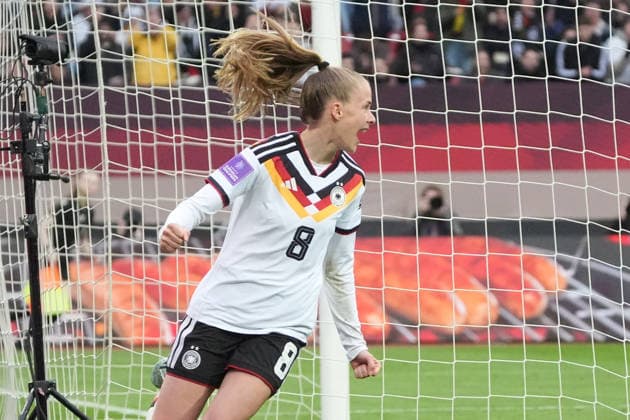 celebrate the goal, Torjubel zum 2:0 Vivien Endemann (Deutschland) - Nürnberg 14.04.2026: Deutschland vs. Österreich, Max-Morlock-Stadion, Womens WM Qualifikation