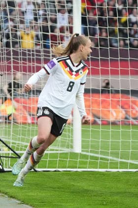 celebrate the goal, Torjubel zum 2:0 Vivien Endemann (Deutschland) - Nürnberg 14.04.2026: Deutschland vs. Österreich, Max-Morlock-Stadion, Womens WM Qualifikation