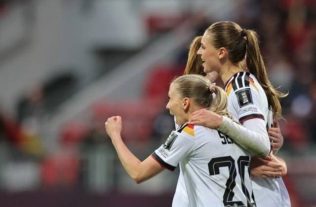 14.04.2026 - Fussball Frauenfussball - Länderspiel - WM-Qualifikationsspiel Qualikfikation Qualifikationsspiel zur Weltmeisterschaft 2027 - Deutschland gg Österreich - Sportfoto Zink DaMa - xdaxmax - Jubel Freude Torjubel nach Tor zum 4:0 - Elisa Senß Senss (20, Deutschland ) Jule Brand (22, Deutschland ) jubelt freut sich - Torschütze: Jule Brand (22, Deutschland )