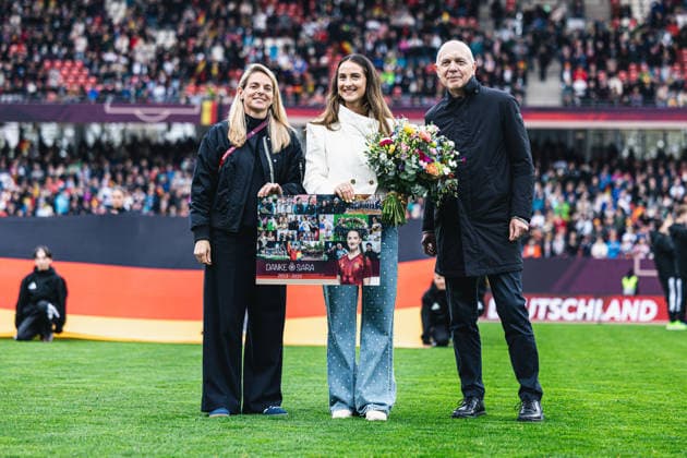 Deutschland: Fußball WM-Qualifikation Europa Frauen 2026, 3. Spieltag - Deutschland vs Österreich - Max-Morlock-Stadion (Nürnberg): Verabschiedung von Sara Däbritz Sara Dabritz durch Bernd Neuendorf und Nia Künzer Nia Kunzer Copyright: xAylinxKreutzsteinx