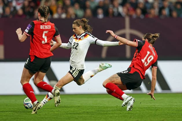 14.04.2026, xovx, Fußball Frauen WM-Qualifikation, Deutschland - Österreich v.l. Claudia Wenger (Österreich), Jule Brand (Deutschland) mit dem Tor zum 4:0, Verena Hanshaw (Österreich) Nürnberg Max-Morlock-Stadion Bayern Deutschland (DE)