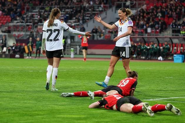 Jule Brand 22 (Deutschland) jubelt mit Larissa Muehlhaus 14 (Deutschland) ueber ihr Tor zum 4:0, die oesterreichischen Spielerinnen Verena Hanshaw 19 (Oesterreich) und Claudia Wengner 5 (Oesterreich) liegen enttaeuscht am Boden, Deutschland vs. Oesterreich, DFB, Fussball, Frauen, Qualifikation zur Frauen-WM, Gruppenphase, Gruppe D, Spieltag 3 von 6, Saison 2025 26, 14.04.2026 Nuernberg Bayern Deutschland