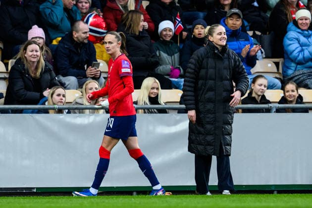 260414 Caroline Graham Hansen and Head coach Gemma Grainger of Norway during the FIFA Women s World Cup Qualifier football match between Norway and Slovenia on April 14, 2026 in Lillestrom. Photo: Vegard Grott BILDBYRAN kod VG VG0919 bbeng fotball soccer football fotboll FIFA World Cup, WM, Weltmeisterschaft, Fussball qualifiers vm-kvalifisering kvinner vm kvalik landskamp dam norge norway slovenien slovenia Copyright: VEGARDxGRoTT BB260414VG034